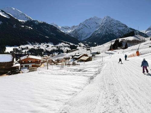 a group of people skiing down a snow covered slope at Bi-dr-Gondamaika in Hirschegg