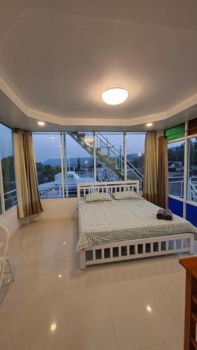 una camera da letto con due letti e una grande finestra di บ้านแช่มช้อย 360 a Khao Kho