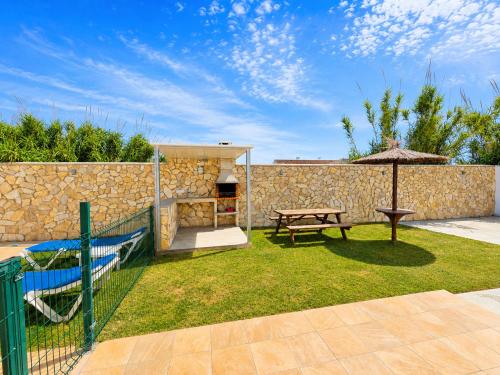 a backyard with a picnic table and an umbrella at Chalet Playa Roche in Roche