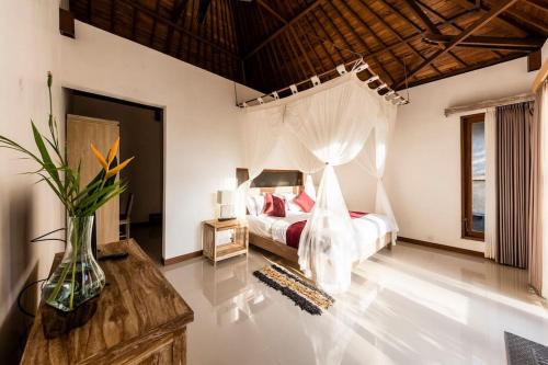 een slaapkamer met een bed met een klamboe bij Villa Sekaya Ubud in Ubud
