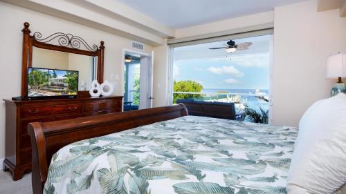 a bedroom with a bed with a view of the ocean at 122 Mariners Club in Key Largo