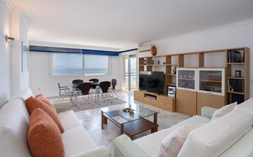 Holidays & Home Beachfront Complex El Coloso ,pools,parking Benalmadena Costa