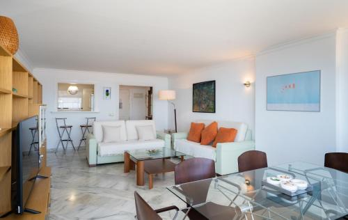Holidays & Home Beachfront Complex El Coloso ,pools,parking Benalmadena Costa