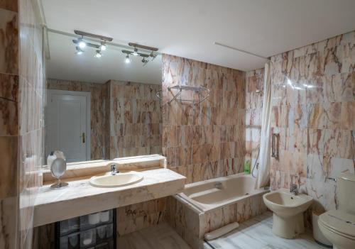 Holidays & Home Beachfront Complex El Coloso ,pools,parking Benalmadena Costa