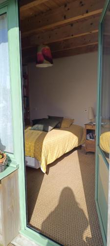 a bedroom with a bed and a window at Bouquin-couette in Plouguerneau