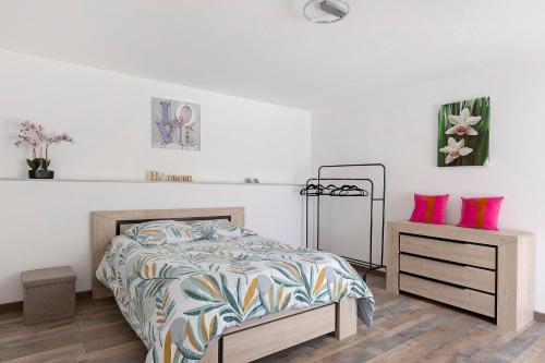 a bedroom with a bed and a nightstand with a bed sidx sidx at Le Gîte Des Anges - 4pers, Piscine in Angé