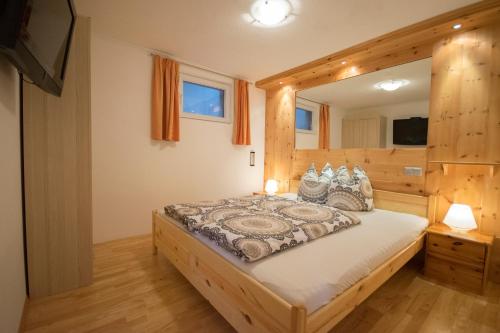ein Schlafzimmer mit einem großen Bett in einem Zimmer in der Unterkunft Haus Sonnplatzl in Kirchberg in Tirol