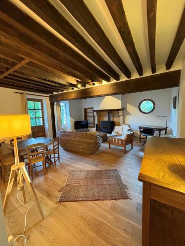 a living room with a table and a couch at Gîte Les Moreaux in Saint-Amand-en-Puisaye