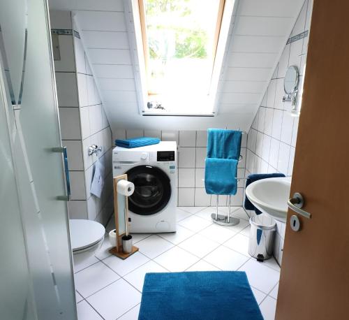 a bathroom with a washing machine and a sink at 4 Sterne Ferien Martens in Cuxhaven