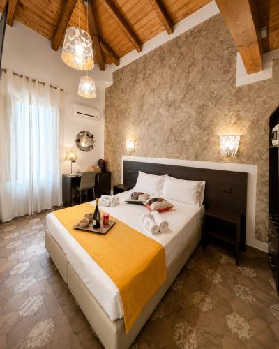 ein Schlafzimmer mit einem großen Bett in einem Zimmer in der Unterkunft Alterego B&B in Milazzo