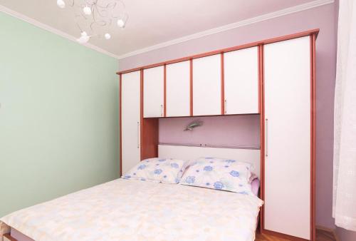 Colorful flat with bell-shaped balcony