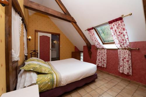 a bedroom with a bed and a window at Gîte Nautilus in Elven