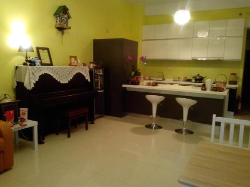 a kitchen with a piano and a kitchen with a sink at Happy Places in Yuanlin