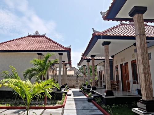 a courtyard of a house with two pavilions at Pondok Wisata Widi in Nusa Lembongan