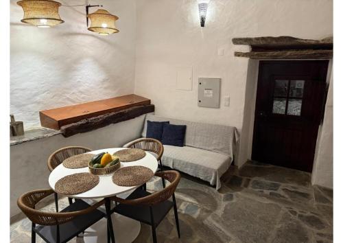 a living room with a table and chairs and a couch at Casa Tia Anica I in Monsaraz