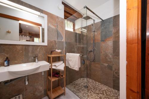 a bathroom with a sink and a shower at Gîte Peigne De Vénus in Elven