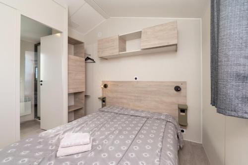 a bedroom with a large bed with a wooden headboard at La Brisse d'Erdeven in Erdeven