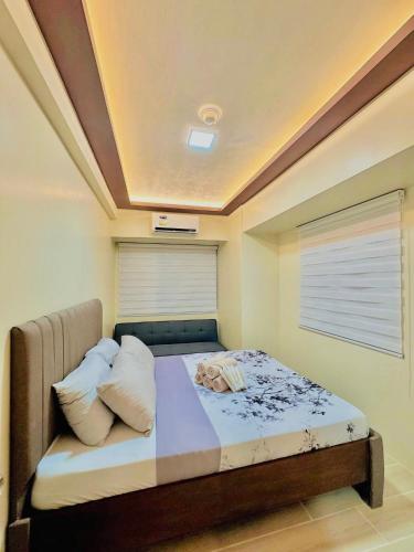 a bedroom with a large bed with avisor at Ilo2stayAirbnb 1BR Luna in Iloilo City