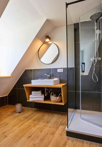 a bathroom with a sink and a shower at Reethaus M - Sommerhaus 54 in Grödersby