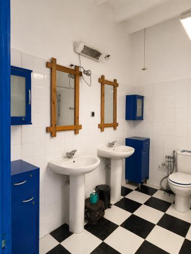 a bathroom with two sinks and a toilet at Casa de Hollanda in Sidi Ifni