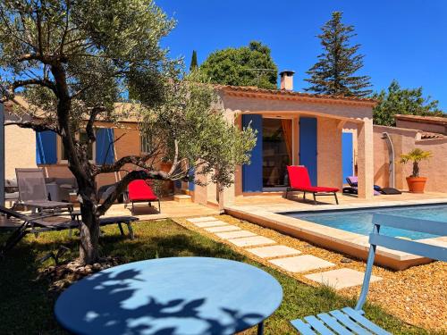 una villa con piscina e una casa di Villa Clémentine a Saint-Rémy-de-Provence