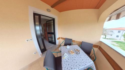 a table and chairs in a room with a window at Peaceful studio in avonija in Murine