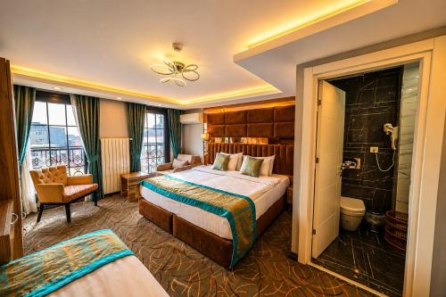 um quarto de hotel com cama e banheiro em Kavi Hotel em Istambul
