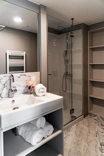 18th Century Italia Suite with Historic Charm & Modern Luxury in Central Porto 2N