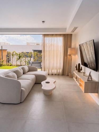 New modern, between Golf & Beach