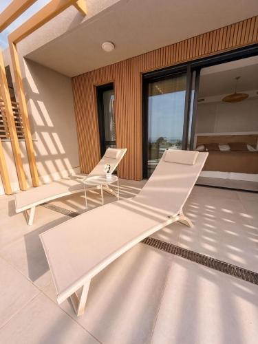 New modern, between Golf & Beach