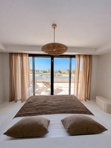 New modern, between Golf & Beach