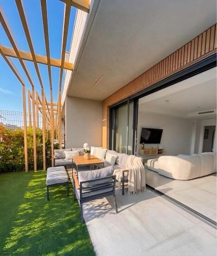 New modern, between Golf & Beach