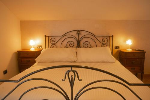 ein Schlafzimmer mit einem großen Bett und zwei Nachttischen in der Unterkunft Sogna&Vola in San Giovanni Teatino
