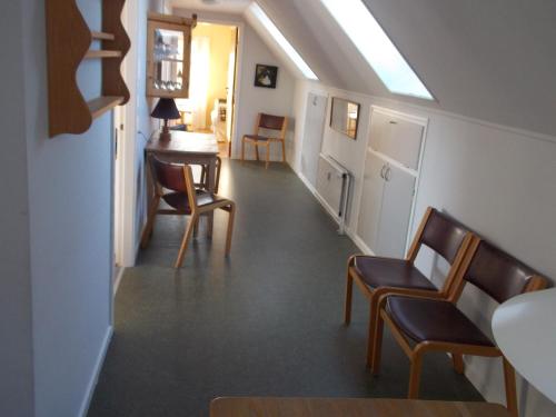 a hallway with chairs and a table in a room at Nygammelsø Bed & Breakfast in Stege