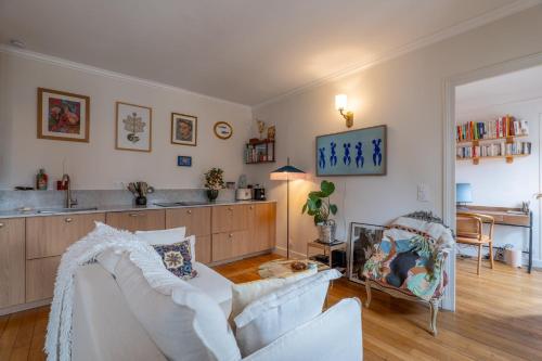 Charming 1BR Top Floor in Montmartre with Elevator