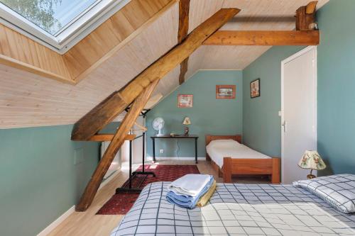 a bedroom with a bed and a vaulted ceiling at Maison de la Gentinière Zoo Beauval in Mareuil-sur-Cher