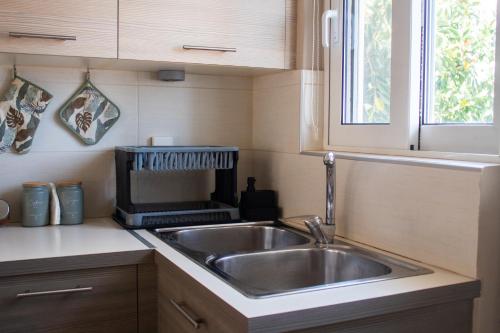 EMVI Cozy Seaside Apartment near Athens Airport