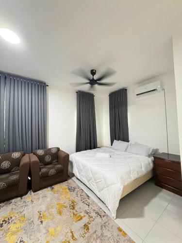 a bedroom with a bed and a ceiling fan at Arowana Homestay MALAY ONLY in Sungai Petani