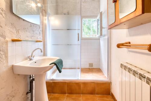 a bathroom with a sink and a shower at Camping les Pialades - Gite in Nabirat