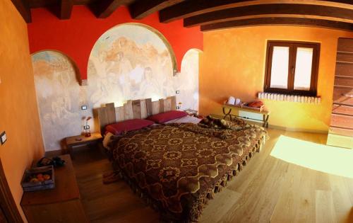 B&B Scacciapensieri - Vini d'Altura في Colledara: غرفة نوم بسرير كبير في غرفة