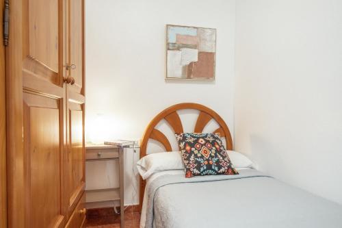 a bedroom with a bed with a pillow on it at Apto Yurena 10B 2B in Los Llanos de Aridane