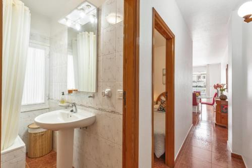 a white bathroom with a sink and a mirror at Apto Yurena 10B 2B in Los Llanos de Aridane