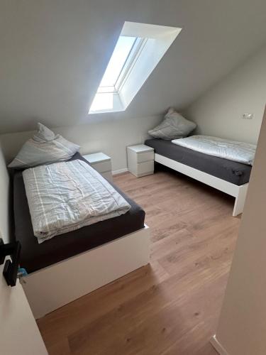 a bedroom with two beds and a window at Monteur Zimmer Künzing in Künzing