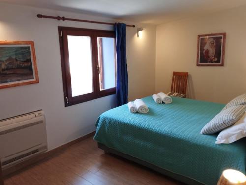 a bedroom with a bed with towels on it at Cara a' mari in Castelsardo