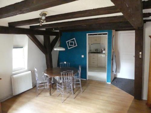 une cuisine et une salle à manger avec une table et des chaises dans l'établissement Appart chaleureux, à Colmar