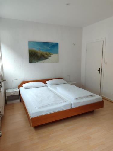 ein Schlafzimmer mit einem Bett in einem weißen Zimmer in der Unterkunft Gästehaus Herda in Briedel