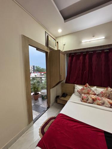 a bedroom with a large bed and a window at Hotel Shifa Manor in Chāībāsa