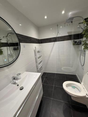 Stylish Cannes Apartment,only 60m to Sandy Beach, Privat 80m2 Garden, Central Location