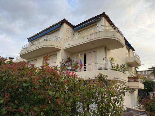 Stylish Cannes Apartment,only 60m to Sandy Beach, Privat 80m2 Garden, Central Location