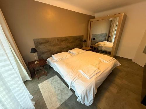 Stylish Cannes Apartment,only 60m to Sandy Beach, Privat 80m2 Garden, Central Location